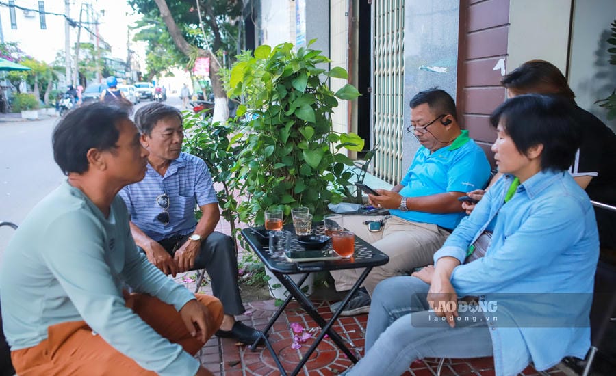 Drivers working at Green Car Transport Co., Ltd. reflect the situation of being owed salaries and deposits to Lao Dong Newspaper. Photo: Hoai Phuong