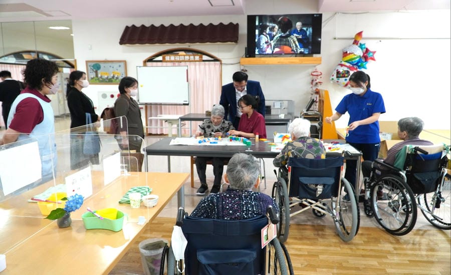 La delegación de trabajo del Departamento del Interior de Da Nang visita y entrega regalos a los trabajadores locales que trabajan en Japón. Foto proporcionada por el Departamento del Interior de Da Nang