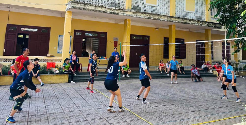 Grassroots Trade Union in Da Nang organizes mixed men's and women's volleyball tournament for workers. Photo: Huong Tra Trade Union