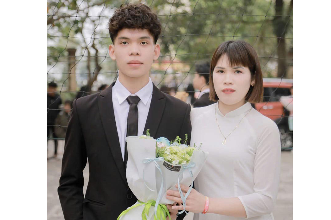 Ms. Dang Thi Thuy and her eldest son just passed the University of Transport Technology. Photo: Character provided