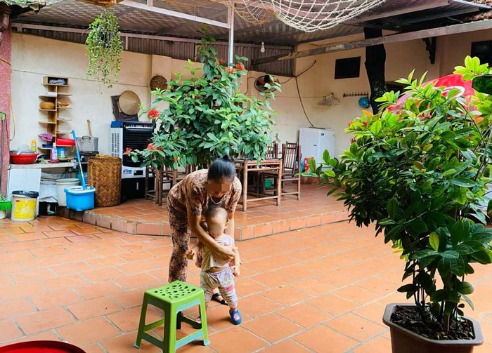 La madre de 53 años no tiene pensión, cada mes todavía tiene que preocuparse por cada gasto. Foto: Hương Giang