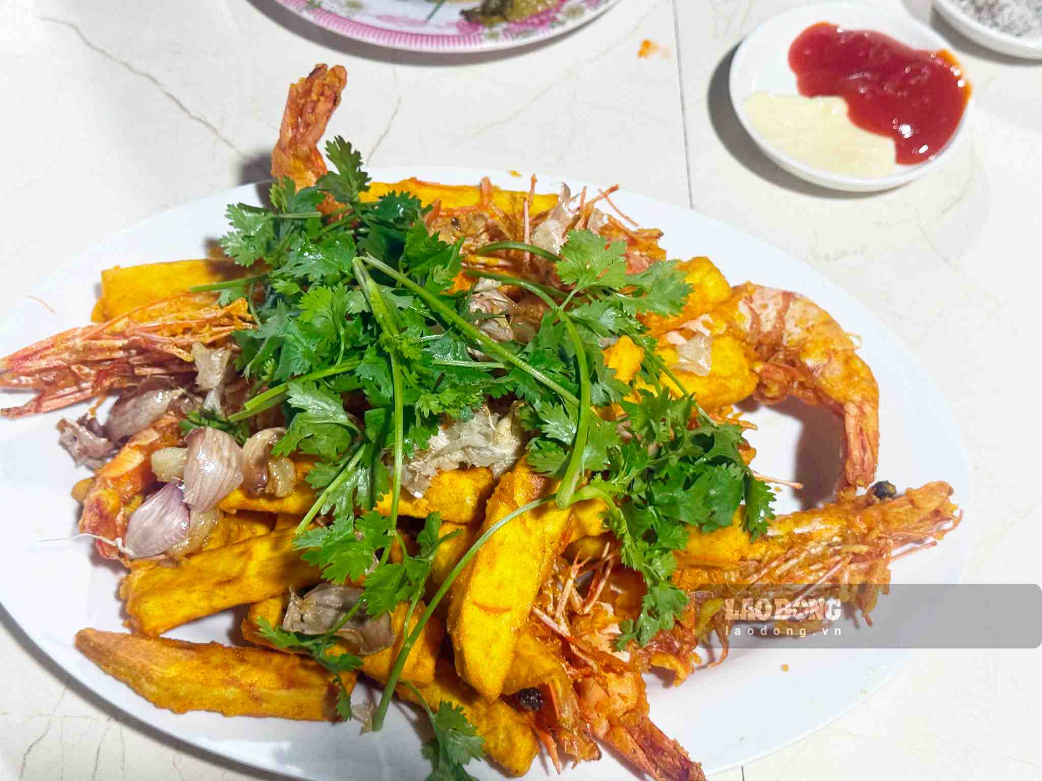 Một món ăn khác là tôm sú khoai lang cũng được nhiều thực khách lựa chọn. Ảnh: Hà Lê