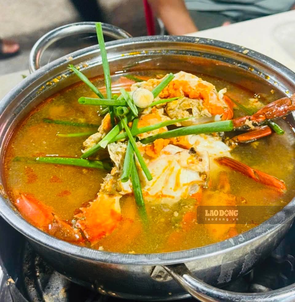 The must-try dish when coming to Nhon Ly is Khe Da crab hotpot. Photo: Ha Le