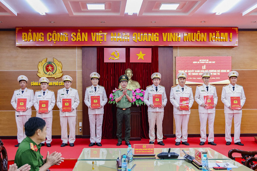 8 sĩ quan lãnh đạo cấp phòng nhận quyết định thăng hàm lên Đại tá. Ảnh: Công an TP Cần Thơ