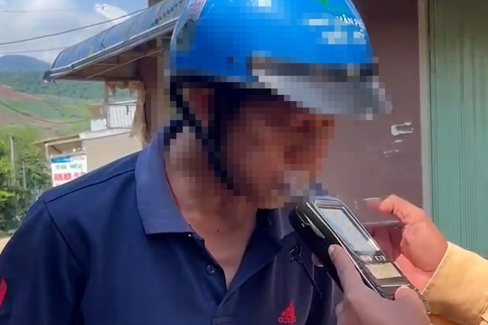 Ông L.V.L, xã Chiềng Khoang, tỉnh Sơn La tiến hành đo nồng độ cồn. Ảnh: Công an Sơn La