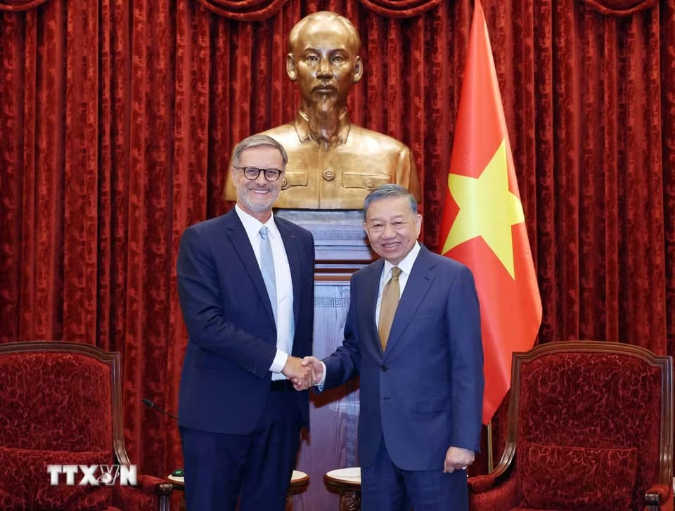 General Secretary and President To Lam receives French Ambassador to Vietnam Olivier Brochet to say goodbye on the occasion of the end of his term of office in Vietnam. Photo: Thong Nhat/VNA