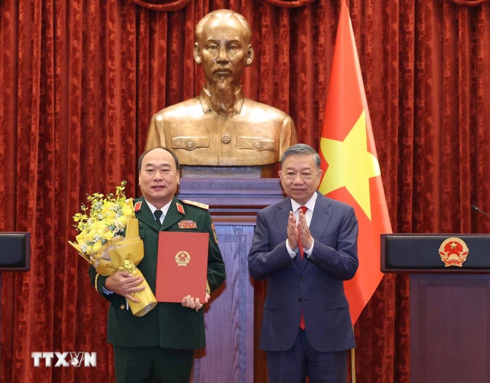 General Secretary and President To Lam awarded the Decision to promote the rank from Lieutenant General to Senior General to Deputy Chief of the General Staff of the Vietnam People's Army Le Quang Dao. Photo: VNA