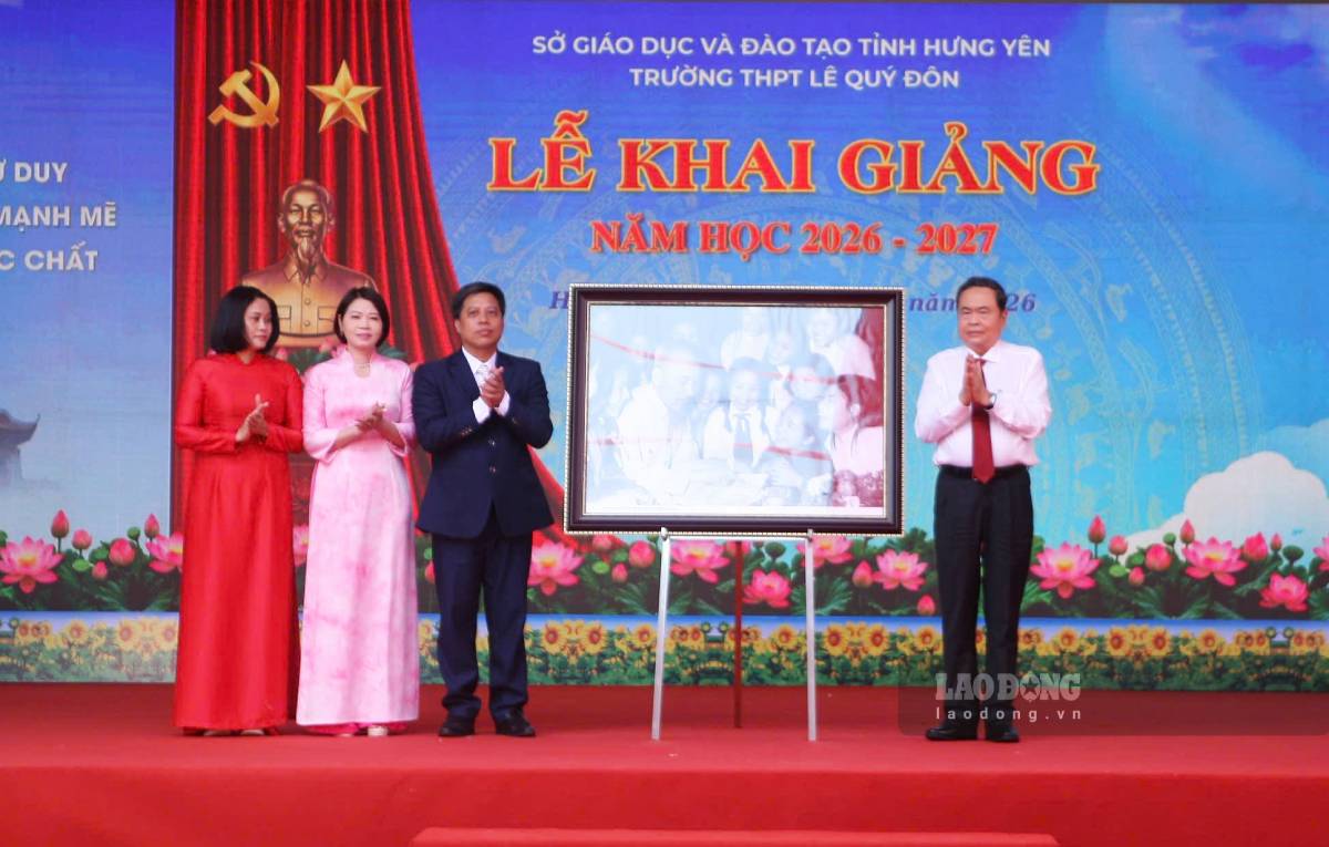 Chủ tịch Quốc hội Trần Thanh Mẫn tặng quà chúc mừng Trường THPT Lê Quý Đôn. Ảnh: Mai Hương