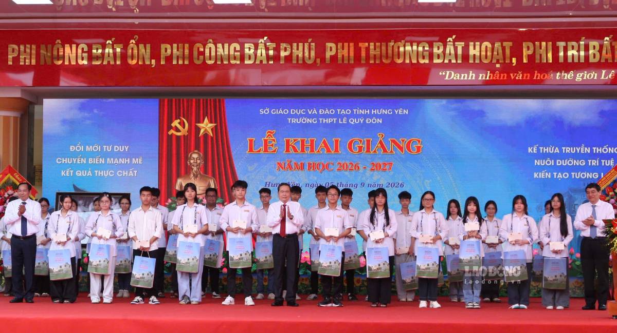 National Assembly Chairman Tran Thanh Man presents gifts to students of Le Quy Don High School. Photo: Mai Huong