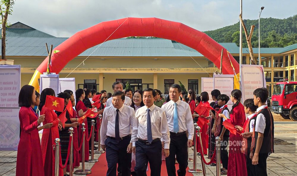 Lãnh đạo tỉnh Quảng Trị dự lễ khai giảng ở Trường phổ thông nội trú Tiểu học và Trung học cơ sở Đakrông. Ảnh: Hưng Thơ
