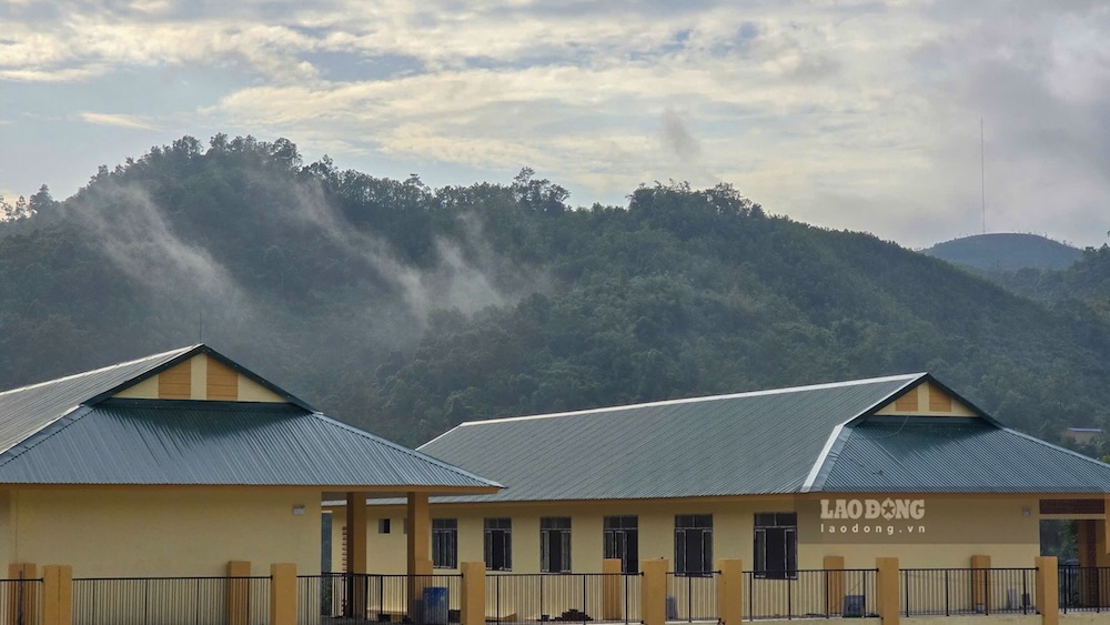 Next to the villages of ethnic minorities in the Vietnam - Laos border region, which are covered in fog all year round, spacious school buildings are being built, wing dreams for the younger generation. Photo: Hung Tho