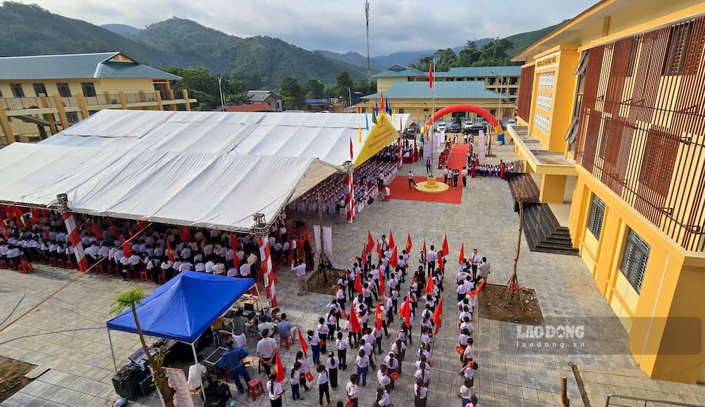 Ngày khai giảng ở Trường phổ thông nội trú Tiểu học và Trung học cơ sở Đakrông. Ảnh: Hưng Thơ
