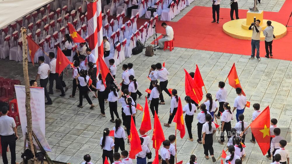 Các em học sinh phấn khởi, vui mừng khi bước vào năm học trong ngôi trường mới. Ảnh: Hưng Thơ
