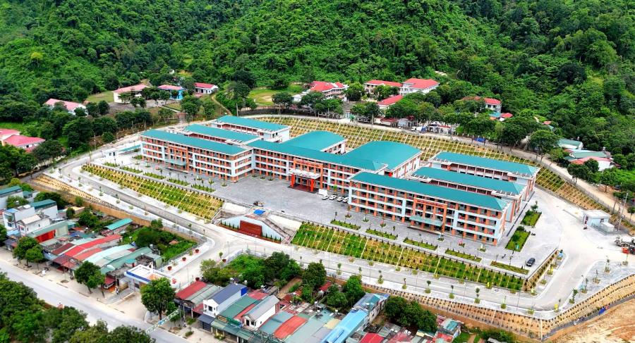 After about 10 months of urgent construction, Petrovietnam - Phong Tho Primary & Secondary Boarding School has basically completed synchronously. Photo: Petrovietnam