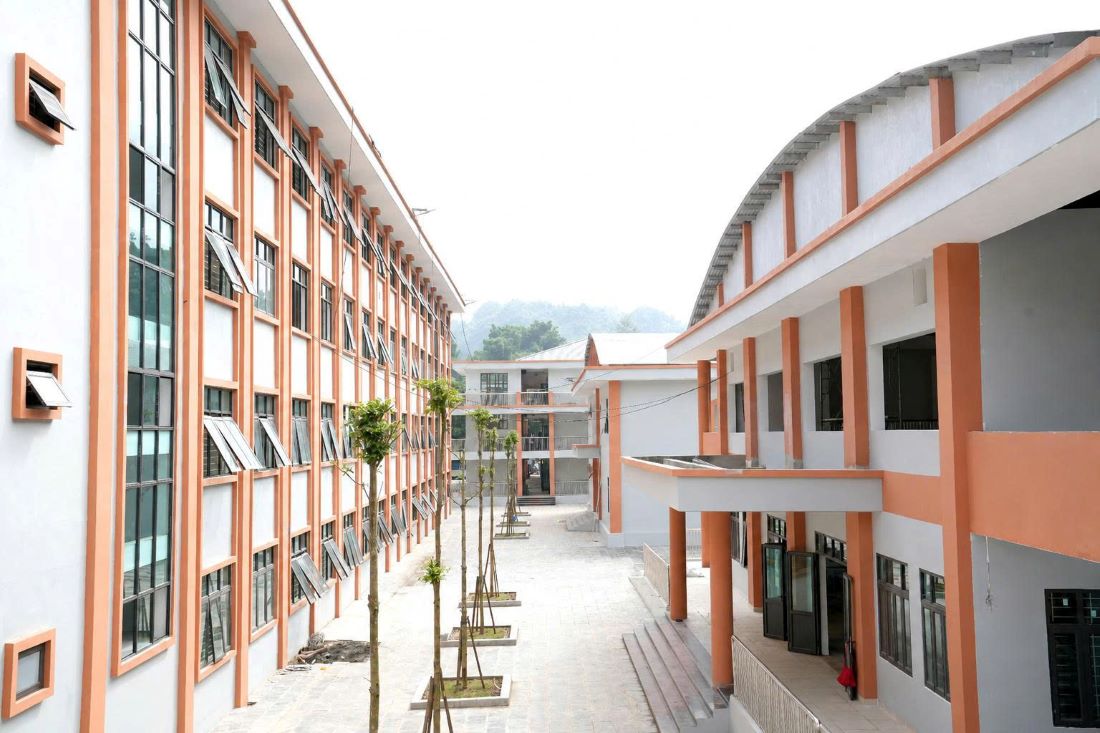Những dãy phòng học sáng màu, khu nội trú và nhà đa năng tạo nên một không gian giáo dục hiện đại, mở ra điều kiện học tập, sinh hoạt tốt hơn cho con em đồng bào các dân tộc vùng biên. Ảnh: Petrovietnam
