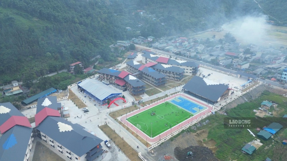 Toàn cảnh Trường Phổ thông nội trú Tiểu học và THCS Mường Khương rộn ràng trước lễ khai giảng. Ảnh: Đinh Đại