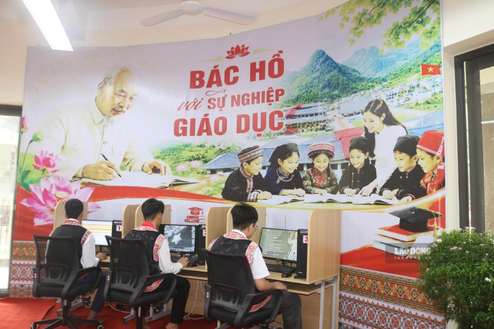 Học sinh vùng cao làm quen với việc học tập tại thư viện và phòng máy tính mới.