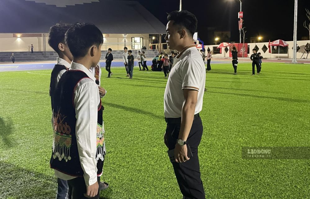 Cư Văn Quáng và nhóm bạn háo hức trước lễ khai giảng.