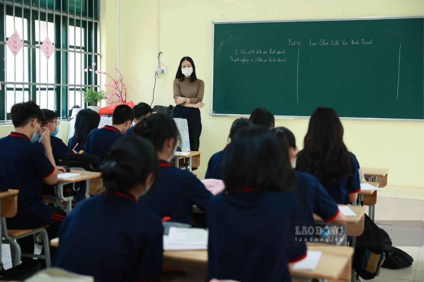 The Ministry of Education and Training requests to cut competitions, records, books, and meetings to reduce pressure on teachers. Photo: Hai Nguyen