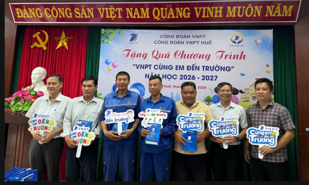 VNPT Hue Trade Union presents gifts for the "VNPT with you to school" program for the 2026–2027 school year to students in difficult circumstances who are children of union members and workers. Photo: Tam Thuan/VNPT Hue Trade Union