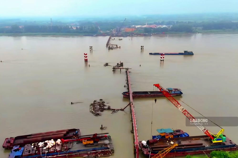 Van Phuc bridge is being built connecting Hanoi - Phu Tho. Photo: Pham Bien