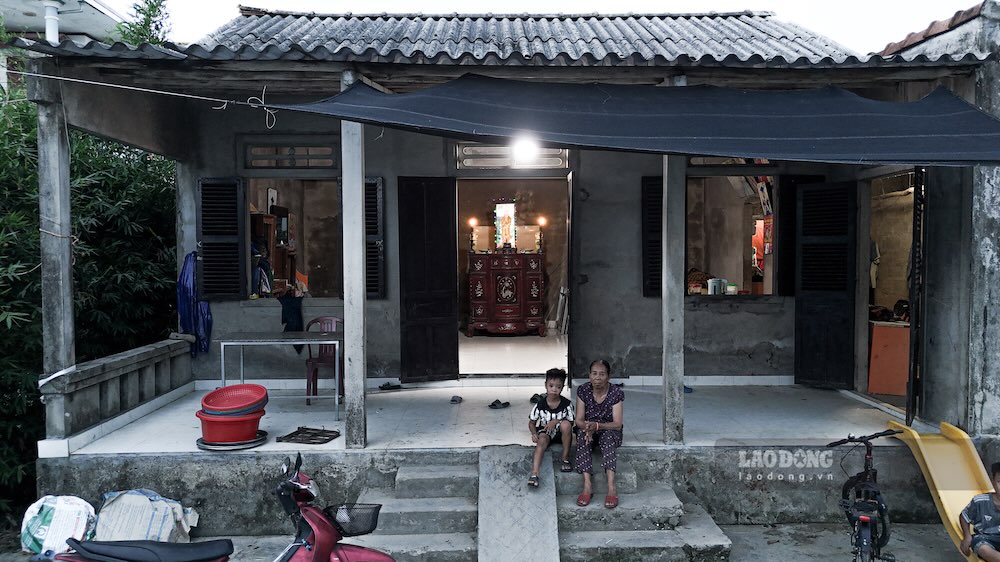 Quý Dương bên bà nội trong căn nhà nhỏ, nơi em đang nỗ lực vượt qua khó khăn để duy trì việc học. Ảnh: Phúc Đạt