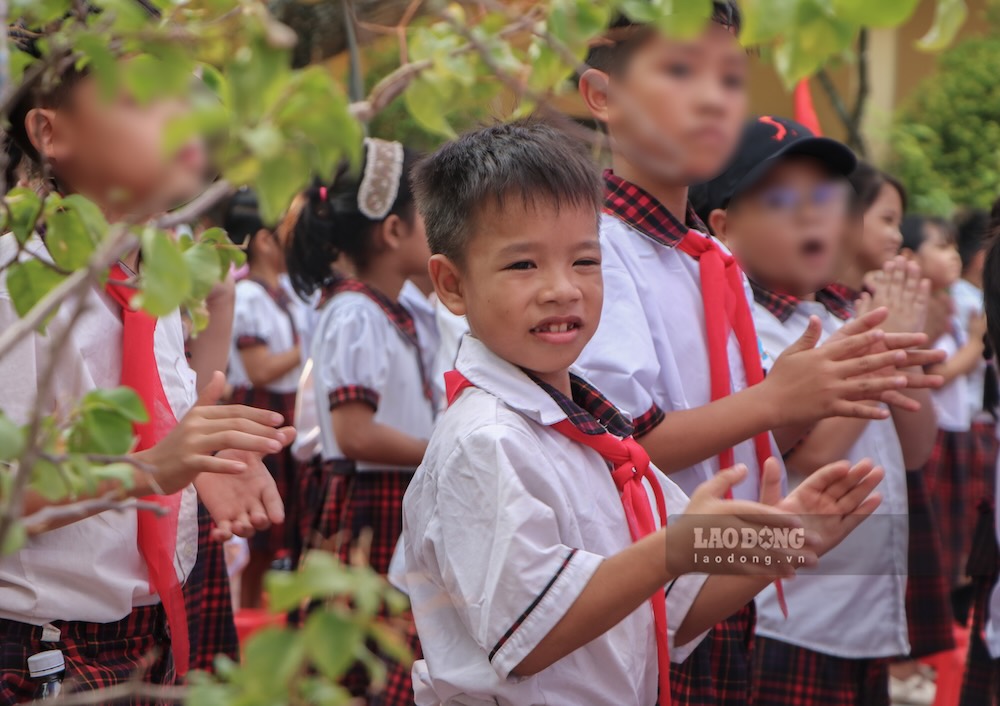 Quý Dương cùng bạn bè trước thời điểm khai giảng năm học mới. Ảnh: Phúc Đạt