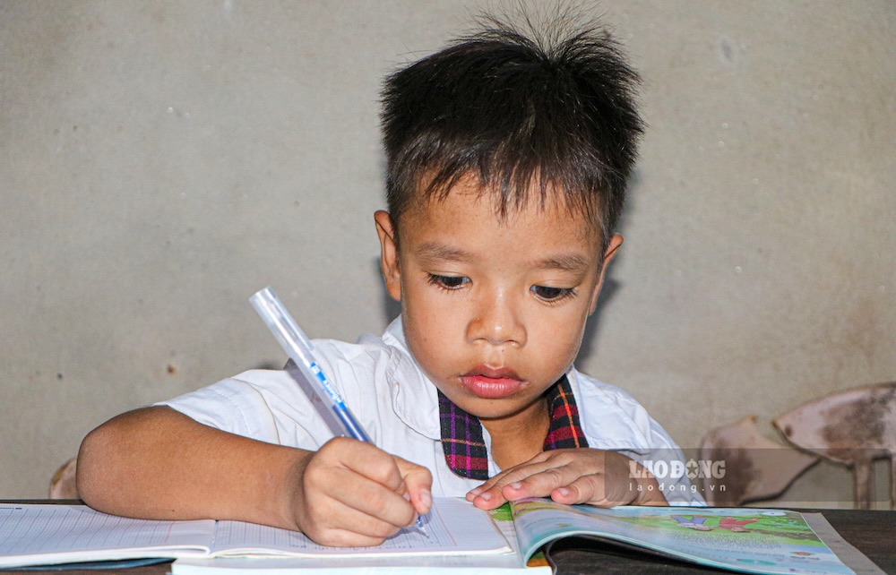 Quý Dương say sưa viết bài chuẩn bị cho năm học mới. Ảnh: Phúc Đạt