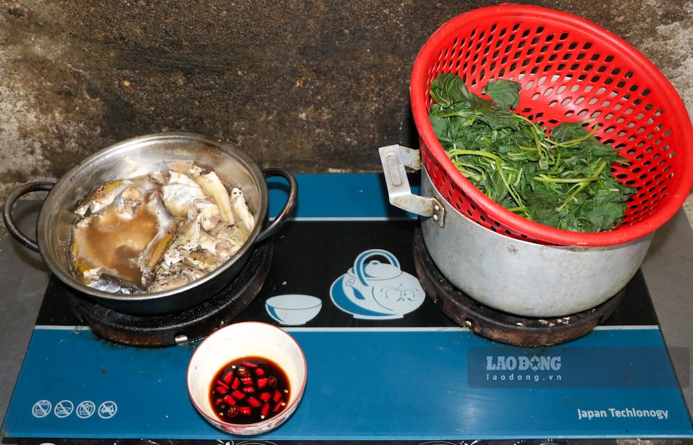 Rau luộc, ít cá bà nội không bán hết là bữa cơm của gia đình Quý Dương trước ngày các cháu bước vào năm học mới. Ảnh: Nguyễn Luân