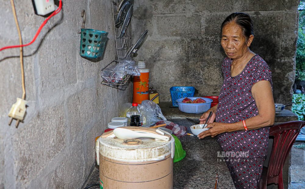 Bà Hồ Thị Hoa chuẩn bị cơm tối cho các cháu. Ảnh: Nguyễn Luân