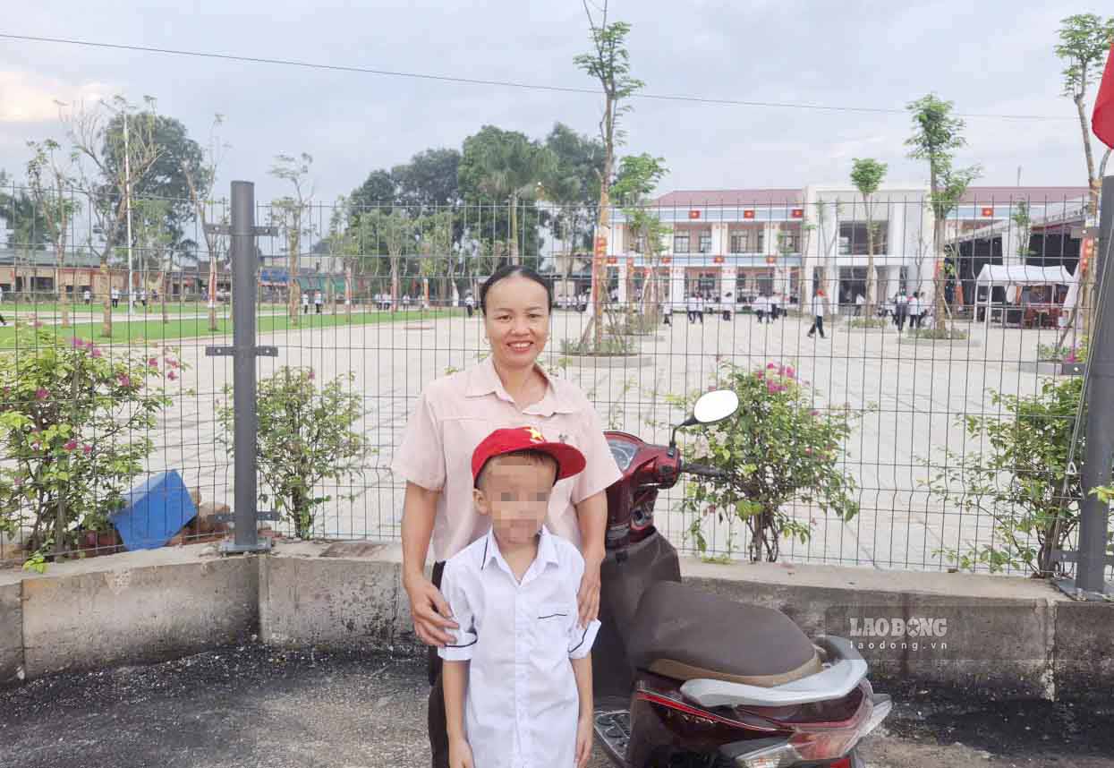 Chị Huyền vui mừng đưa con đến dự lễ khai giảng ở Trường Phổ thông nội trú liên cấp Tiểu học - THCS Hương Khê. Ảnh: Trần Tuấn