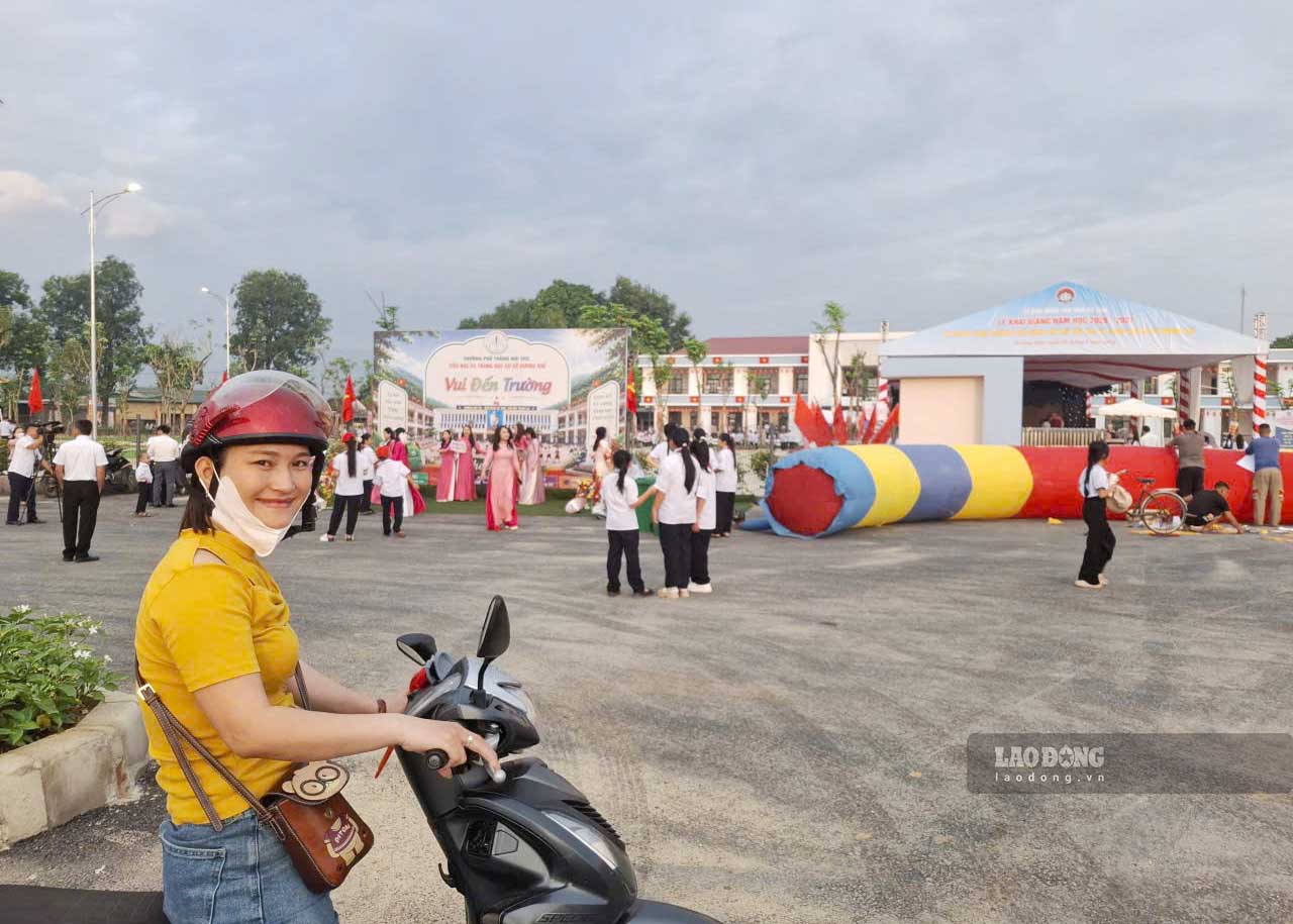 Parent Nguyen Thi Le Na is happy to have 4 children studying at Huong Khe Inter-level Boarding Primary and Secondary School, Ha Tinh province. Photo: Tran Tuan