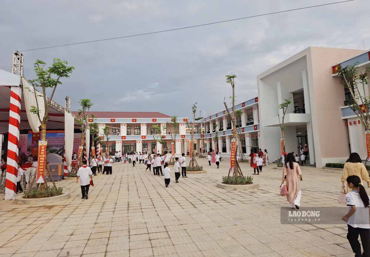 Học sinh đến dự lễ khai giảng tại Trường Phổ thông nội trú liên cấp Tiểu học - THCS Hương Khê. Ảnh: Trần Tuấn