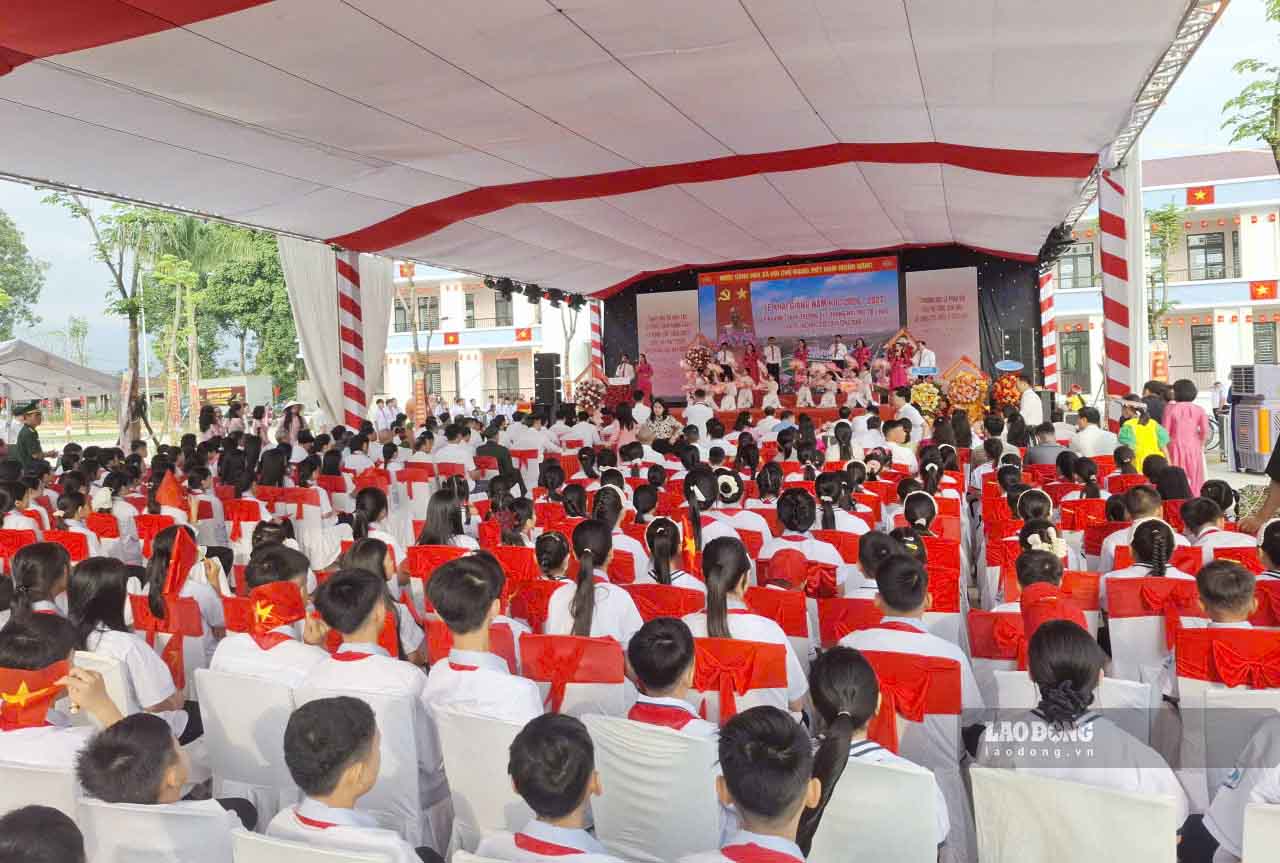 Lễ khai giảng tại Trường Phổ thông nội trú liên cấp Tiểu học - THCS Hương Khê. Ảnh: Trần Tuấn