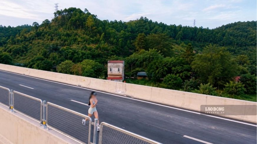 Some people have gone to the highway to... exercise. Photo: Vu Linh