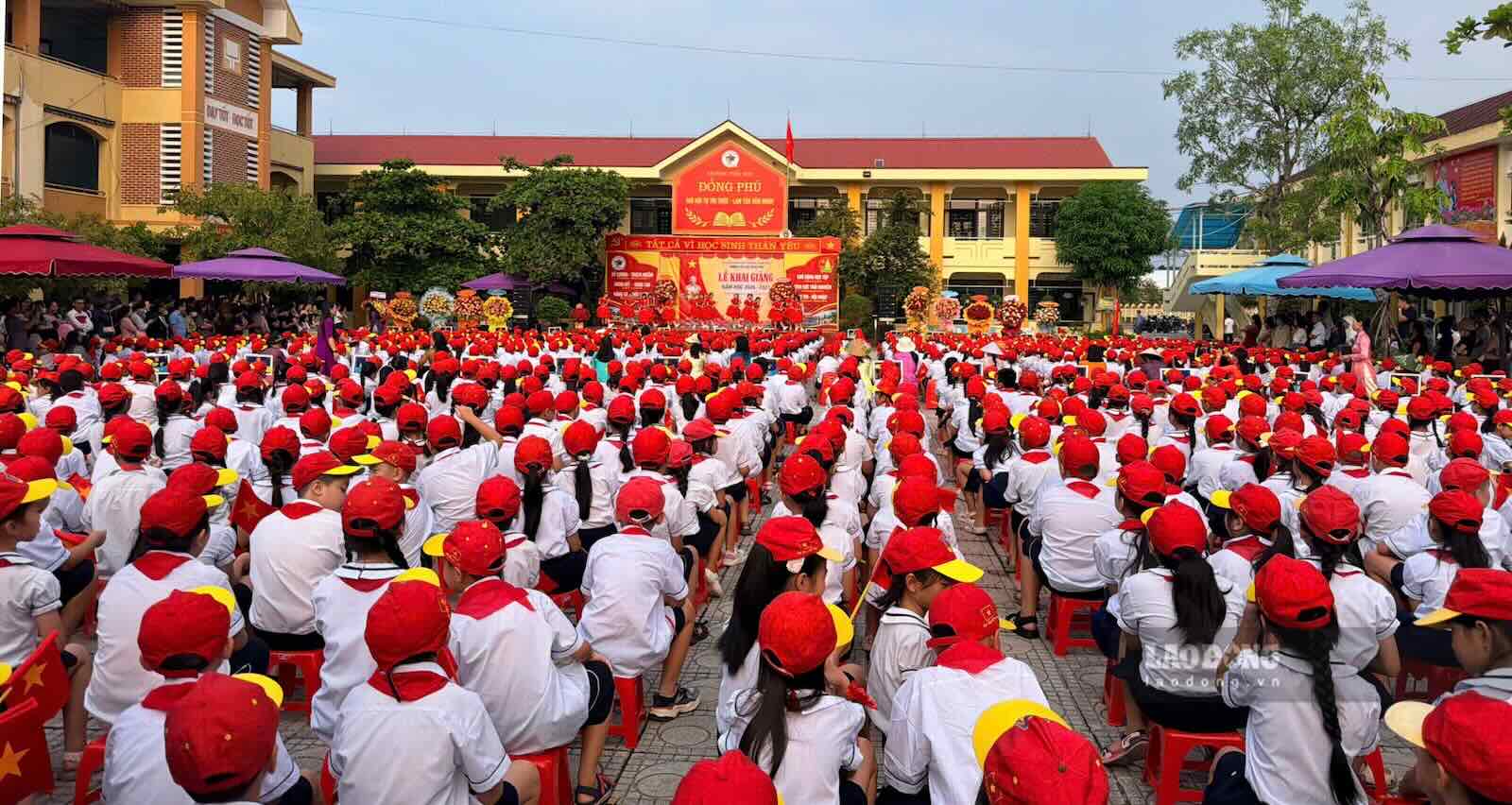 Students in Dong Hoi ward, Quang Tri province attend the new school year opening ceremony. Photo: Cong Sang
