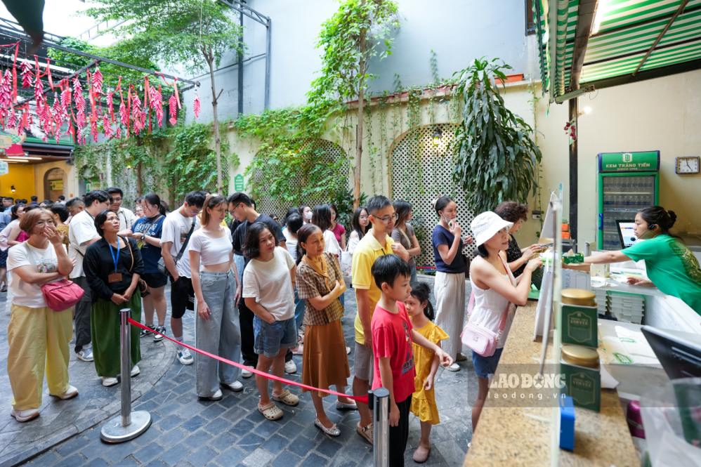 Người dân xếp hàng chờ mua kèm. Ảnh: Sóng Hữu