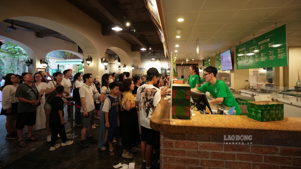 People line up to buy ice cream at 35 Trang Tien (Hanoi). Photo: Song Huu
