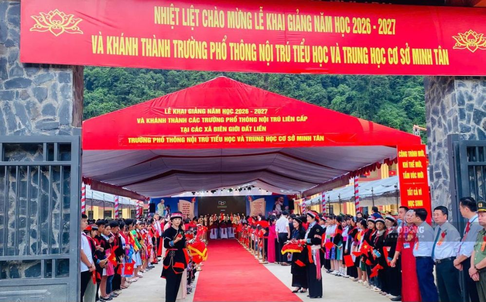 Không khí rộn ràng ngày khai giảng tại Trường Phổ thông nội trú liên cấp TH,THCS Minh Tân. Ảnh: Duy Tuấn