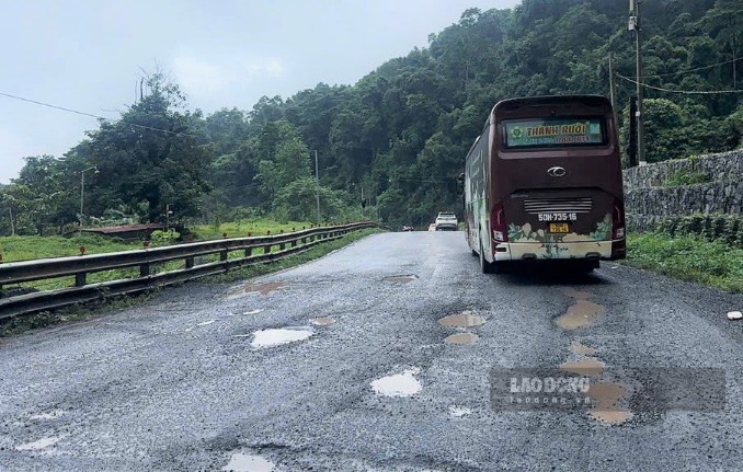 Trên tuyến đèo Bảo Lộc do Công ty Cổ phần xây dựng 676 thi công đang xuất hiện nhiều điểm hư hỏng nghiêm trọng. Ảnh: Phúc Khánh