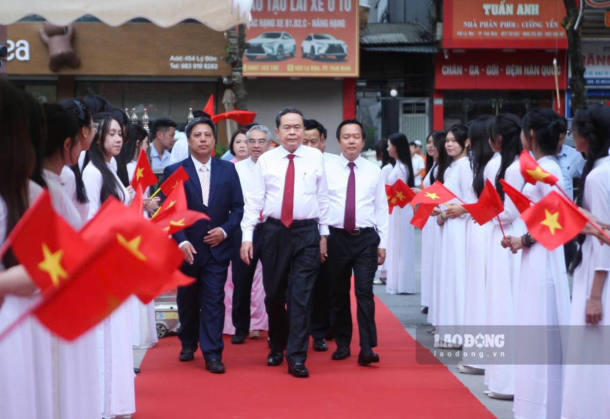 Mr. Tran Thanh Man - Member of the Politburo, National Assembly Chairman attends the opening ceremony at Le Quy Don High School, Tran Hung Dao ward, Hung Yen province. Photo: Mai Huong