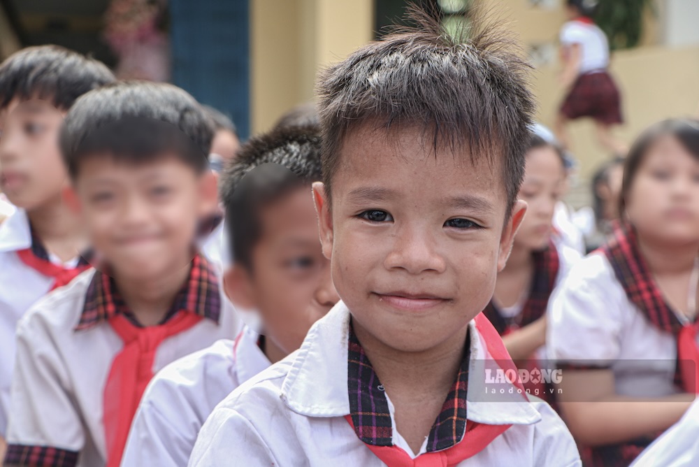 Le chemin de l'école d'un élève pauvre aux yeux handicapés. Photo: Nguyễn Luân