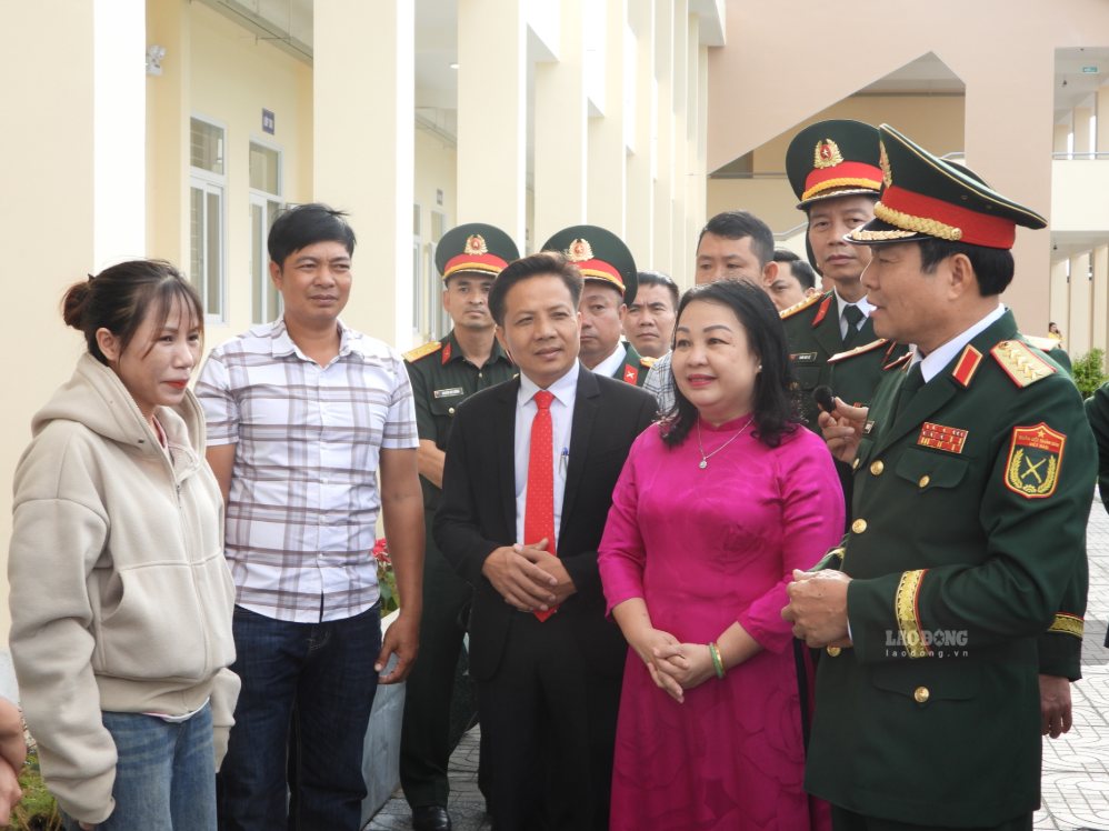 General Nguyen Tan Cuong, Member of the Party Central Committee, Member of the Standing Committee of the Central Military Commission, Chief of the General Staff of the Vietnam People's Army, Deputy Minister of National Defense, attends the opening ceremony at a school in the border area of Dak Lak province. Photo: Bao Trung
