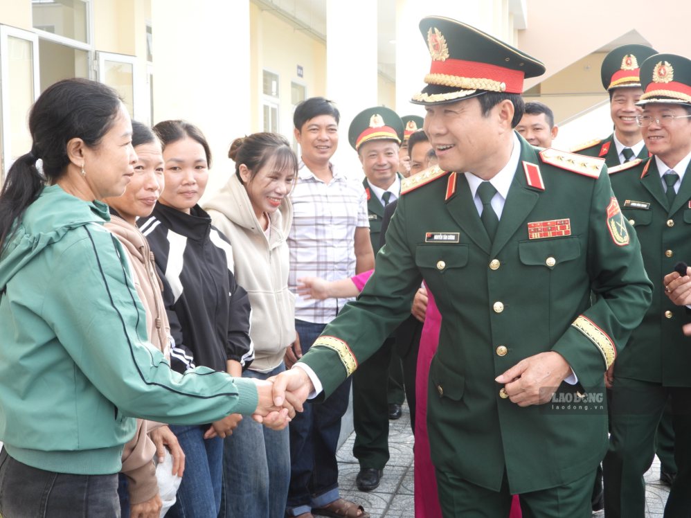 Đại tướng Nguyễn Tân Cương thăm hỏi sức khỏe bà con địa phương. Ảnh: Bảo Trung
