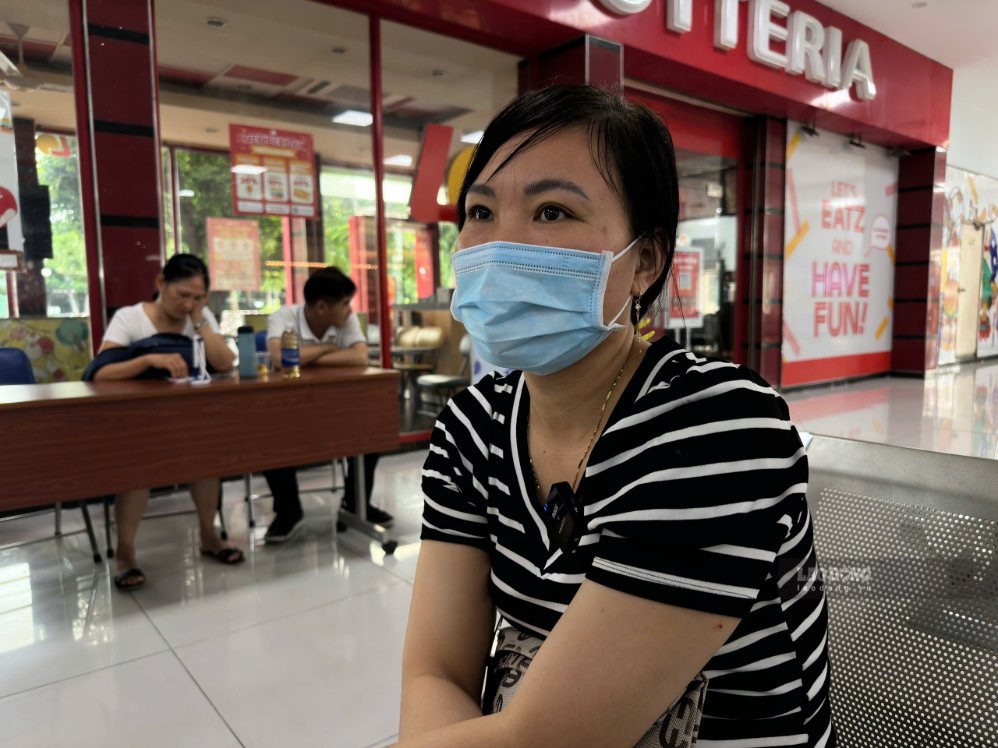 Chị Lê Thị Hân có mặt tại ga Sài Gòn từ 5h sáng để mua vé tàu Tết về quê Thanh Hóa. Ảnh: Mai Anh