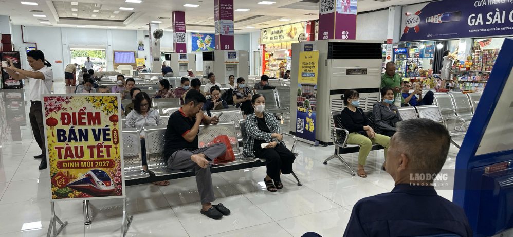 Hành khách ngồi chờ đọc số thứ tự để mua vé tàu Tết trực tiếp tại ga Sài Gòn. Ảnh: Mai Anh