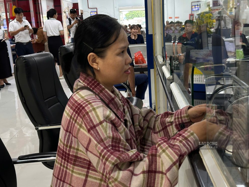 Chị Lê Thị Lan đến ga Sài Gòn từ 3h sáng để mua vé khứ hồi về Thanh Hóa. Ảnh: Mai Anh
