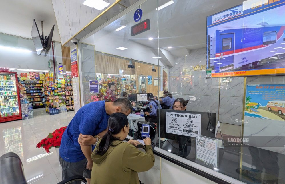 People arrive at Saigon station from 3 am, worried about running out of train tickets to return home for the Lunar New Year holiday. Photo: Mai Anh