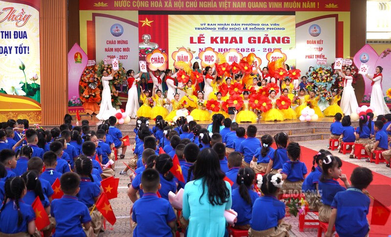 Chương trình văn nghệ tại lễ khai giảng năm học mới Trường tiểu học Lê Hồng Phong. Ảnh: Mai Dung
