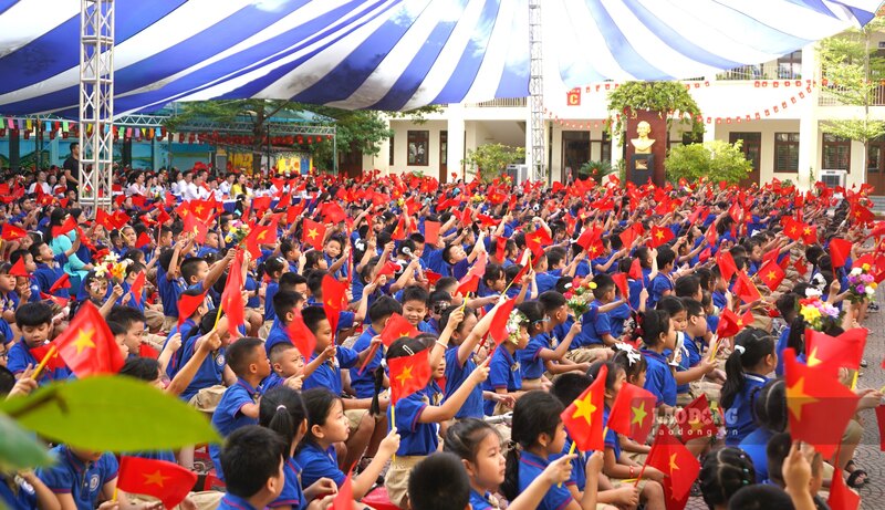 Students of Le Hong Phong Elementary School (Gia Vien ward, Hai Phong) celebrate on the opening day. Photo: Mai Dung